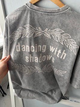 Футболка oversize Dancing with Shadows світло-сіра so045g фото